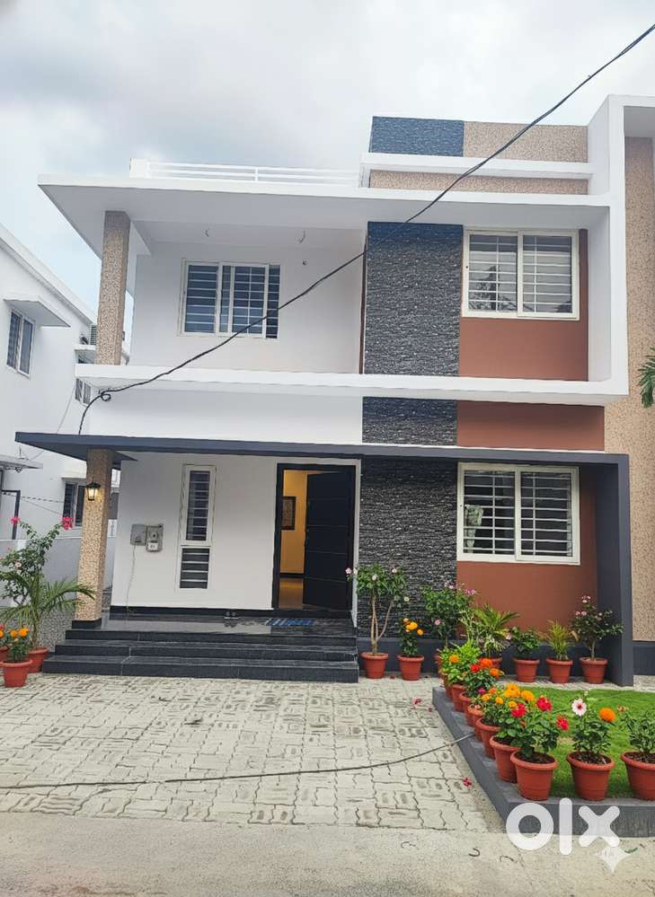 High Rental Yield ! Spacious Plot 8 cent House for sale in Thrissur