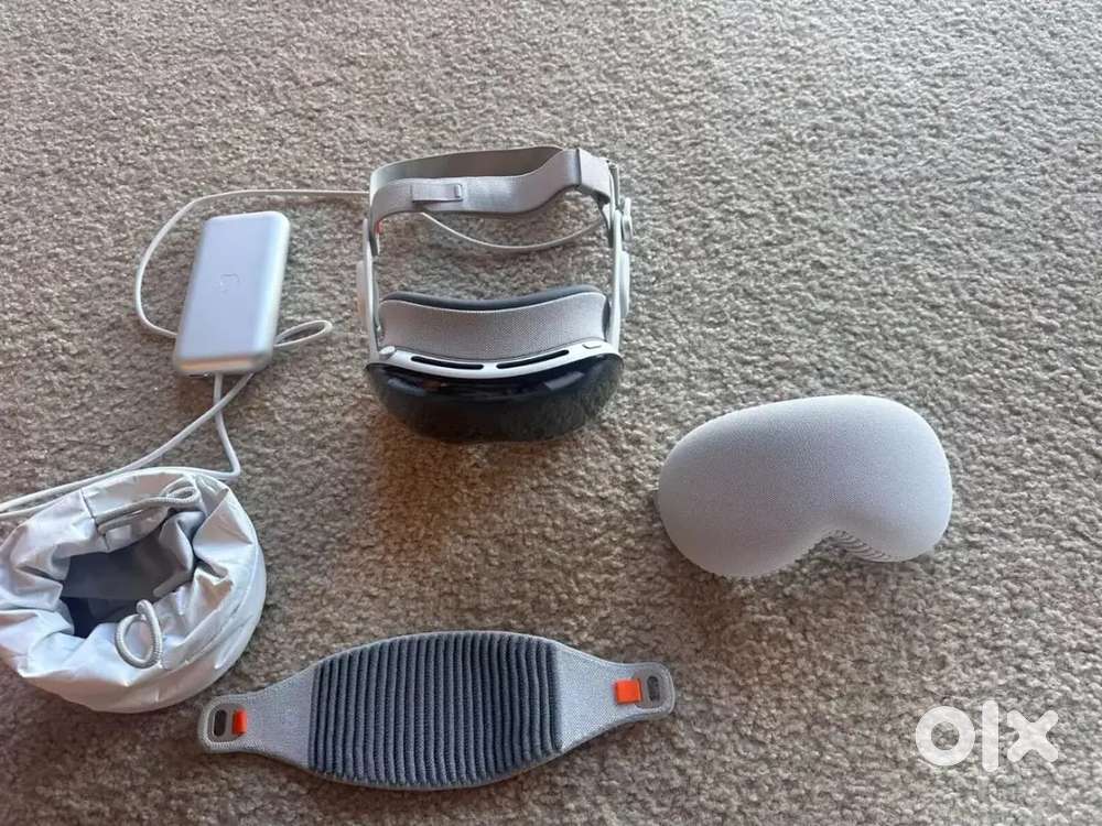 Apple Vision Pro 512GB with original Apple Travel Case included!