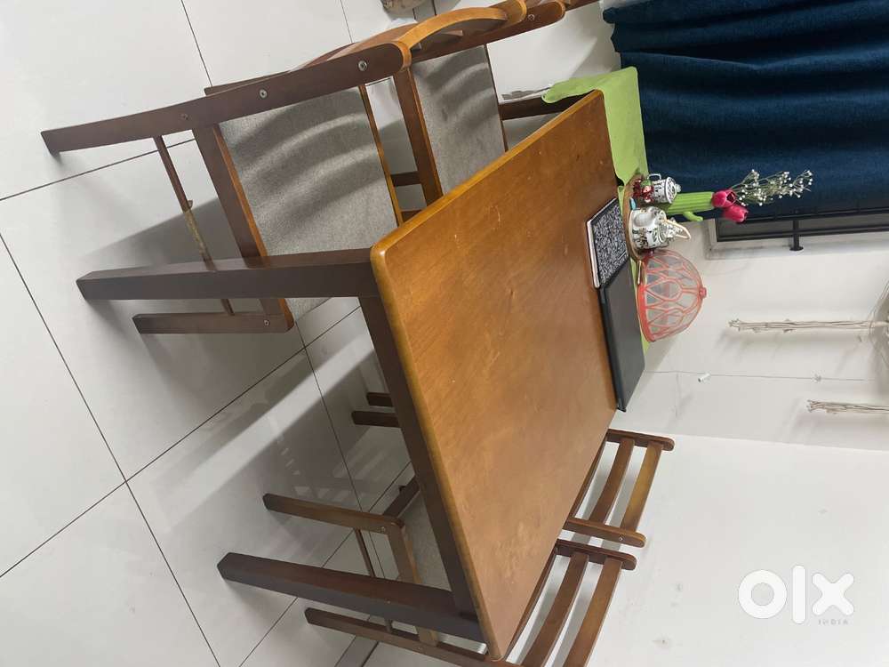 Wooden 6 seated dining table with 4 chairs