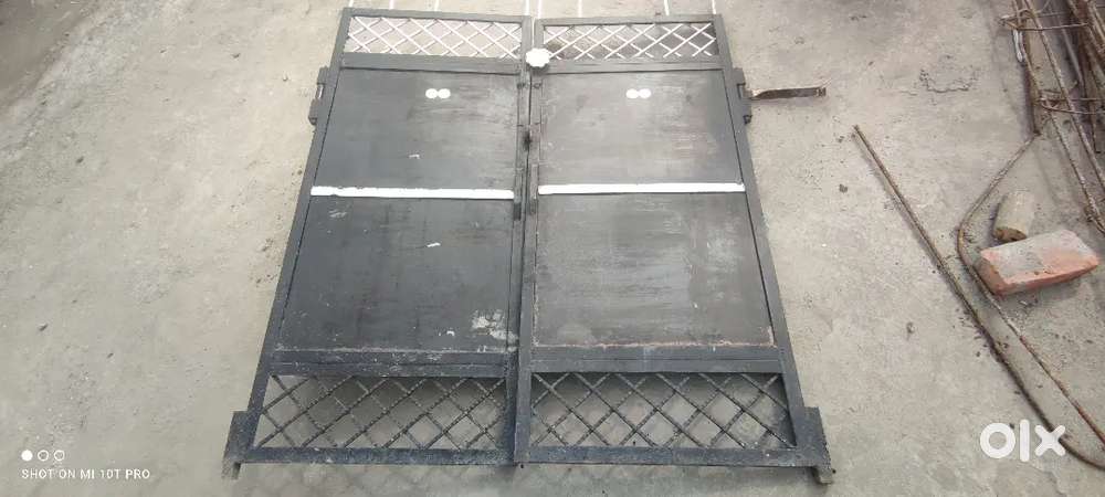 2 pieces of iron gates