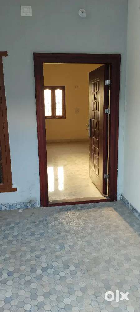 2 BHK/1st floor Rent/Hindu college railway station