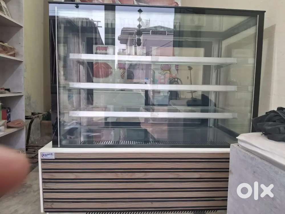Selling 2 fridges 1️⃣ Glass Display Fridge
2️⃣ Daikin Deep Freezer