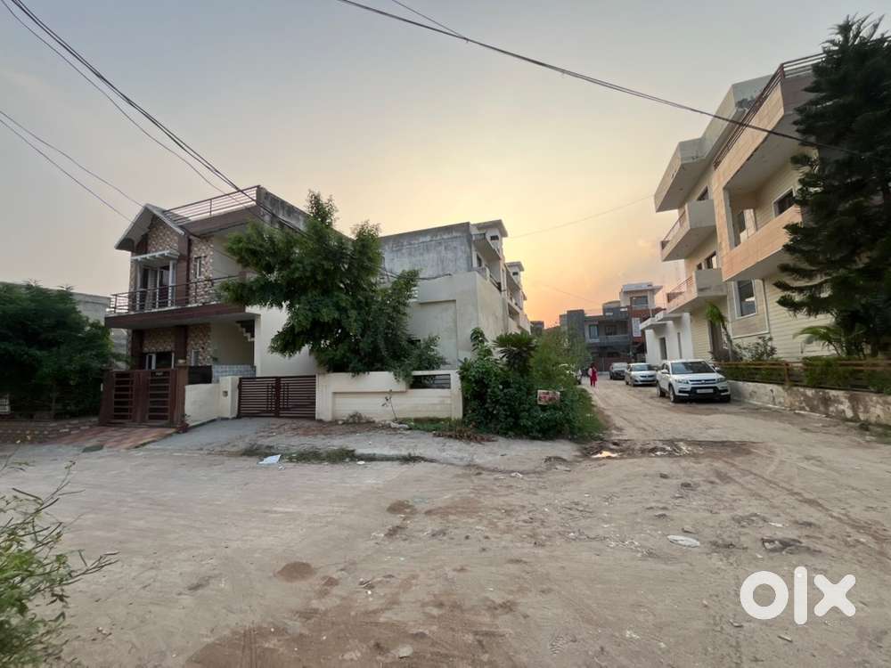 Single story corner kothi for sale in sunny enclave sector 125