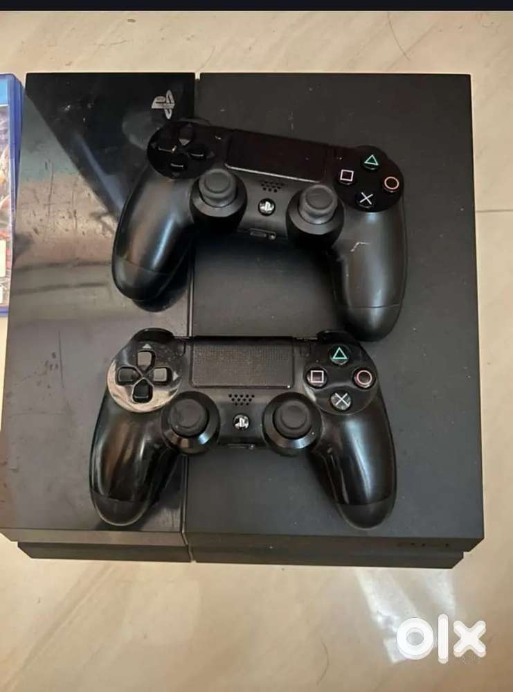 PS 4 500 GB WITH TWO CONTROLLERS  WITH BOX NEW CONDITION