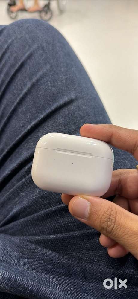 Apple AirPods Pro. Excellent condtion. Bill, Box