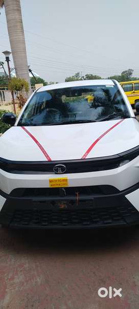 Tata Nexon Smart AMT – April 2025 Model – Like New Condition