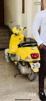 Vespa yellow colour
