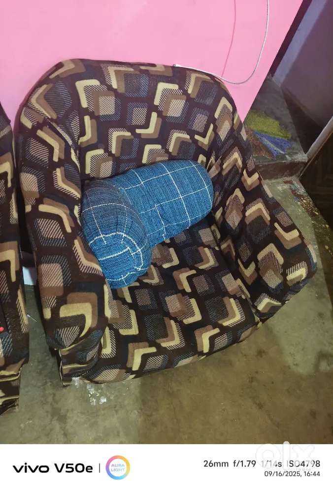 Sofa bechna hai