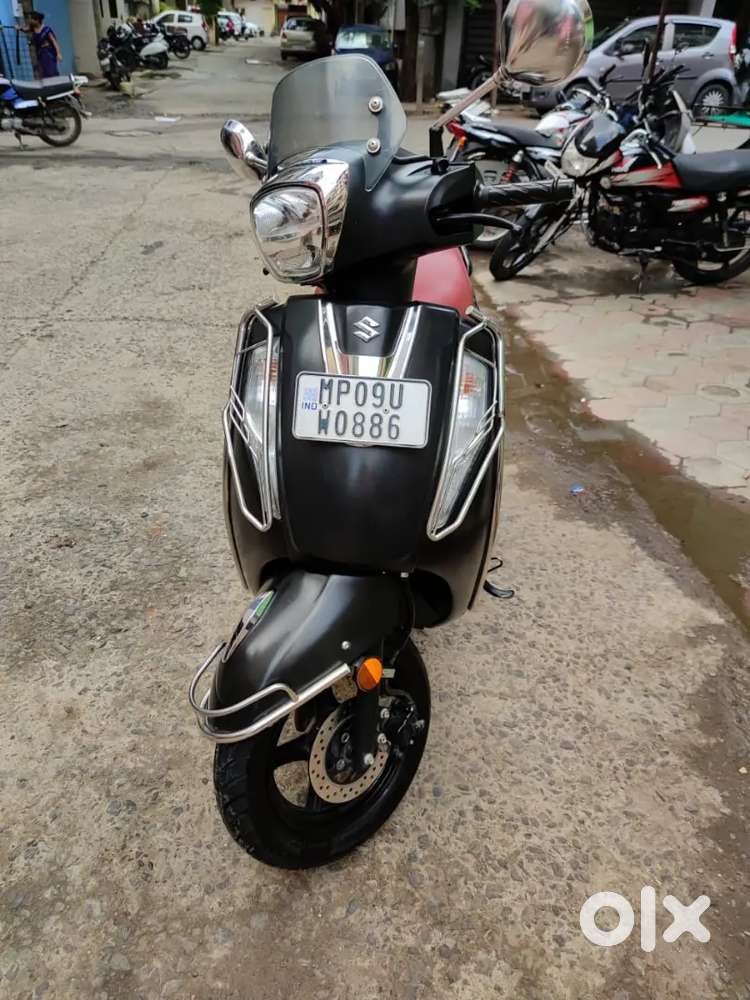 Access 125 Top scooter and luxuries