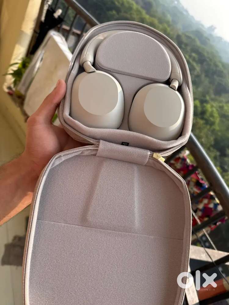 Sony wh1000xm5 ONLY 20 HOURS USED