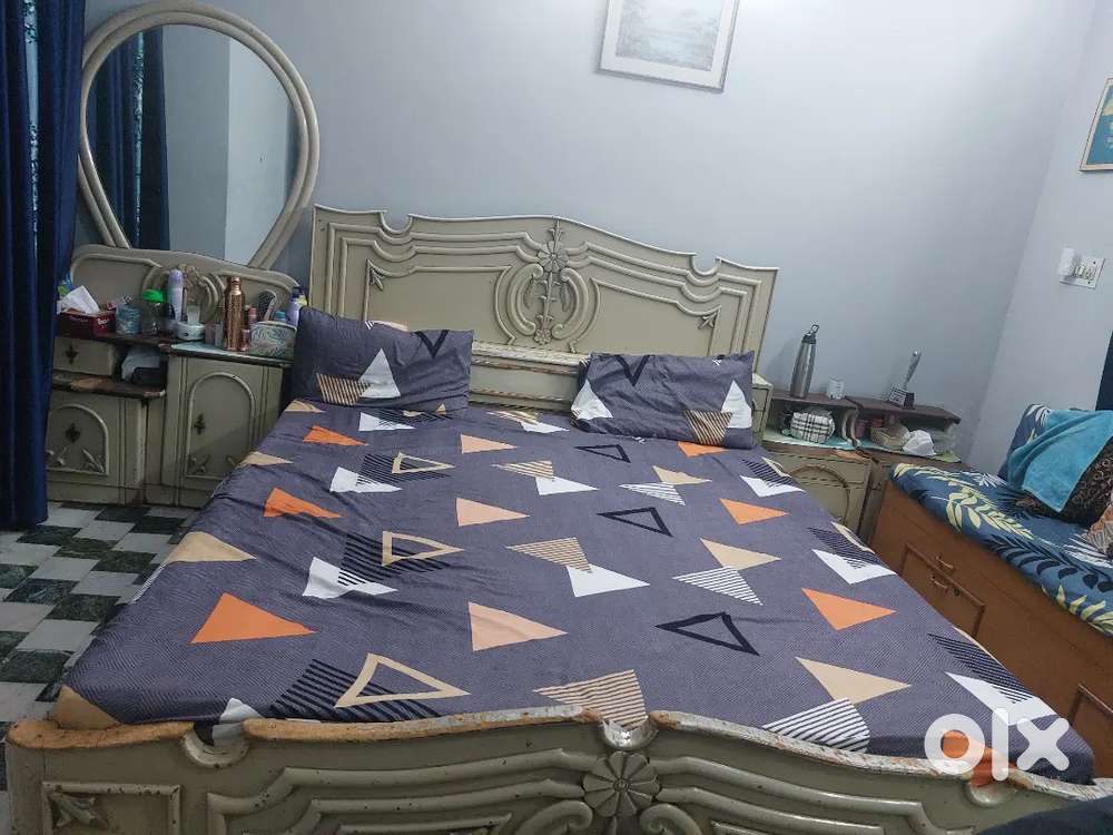 King size bed with dressing table n side tables