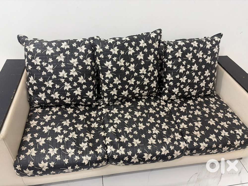 7 seater sofa with Leather Upholstry with Venter table