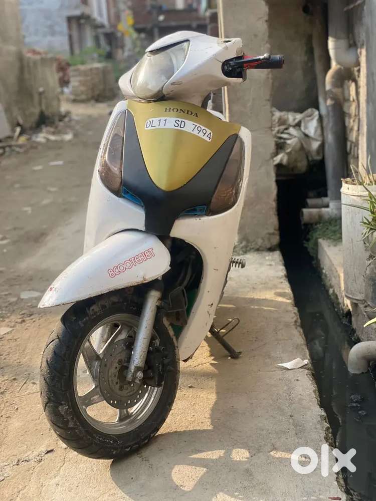 White aviator scooty for sale smooth pickup fully serviced grat milega