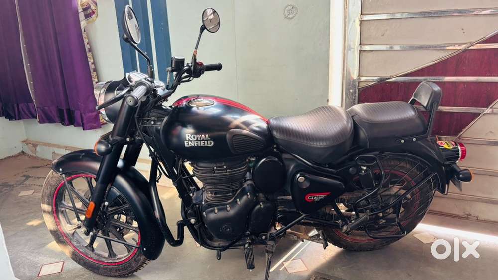 Royal Enfield Classic 350 Stealth Black Top Model