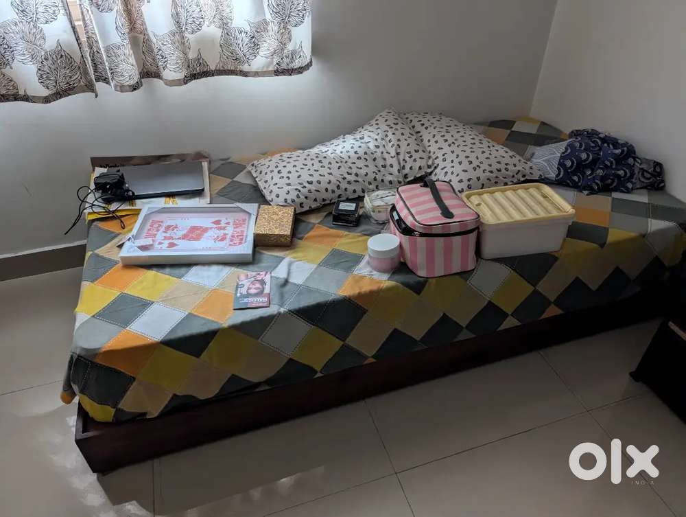 Single bed with rollers