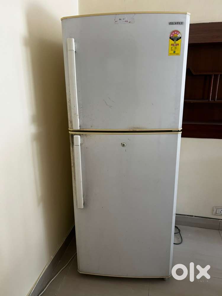 Double door refrigerator