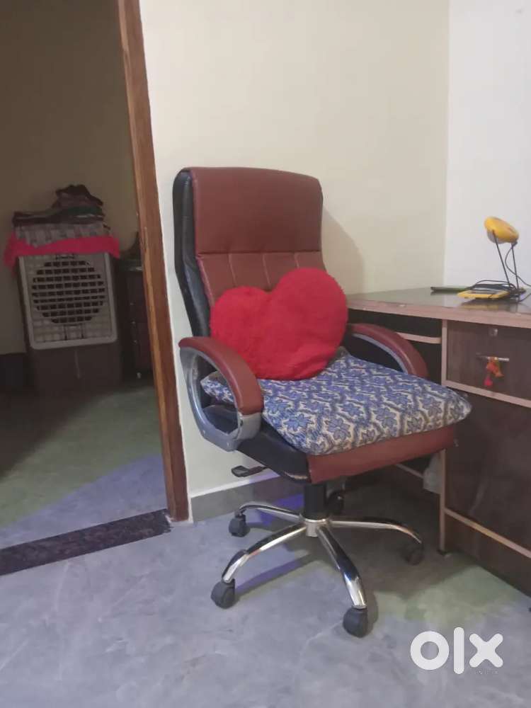 Officer chair