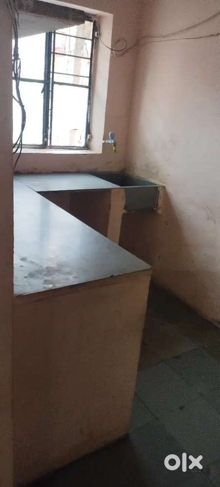 Bed hain almira hain oor kitchen let bath