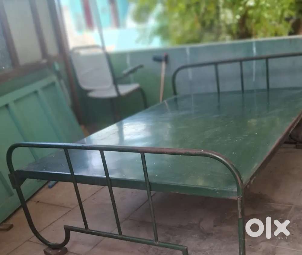 Steel bed  size 75×48 kattle