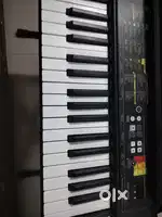 YAMAHA PSR F52 PIANO WITH BOX,ONLY 5 MONTHS USED.