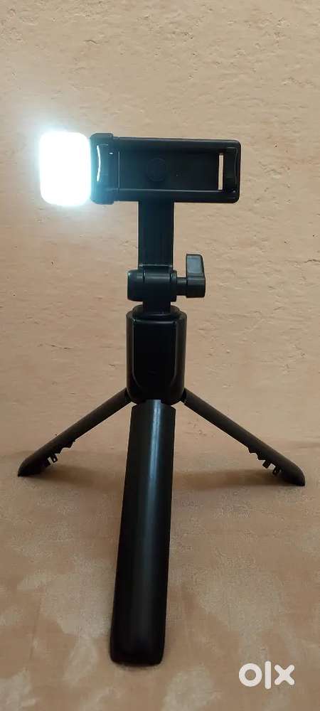 Light and bluetooth connect selfie stand