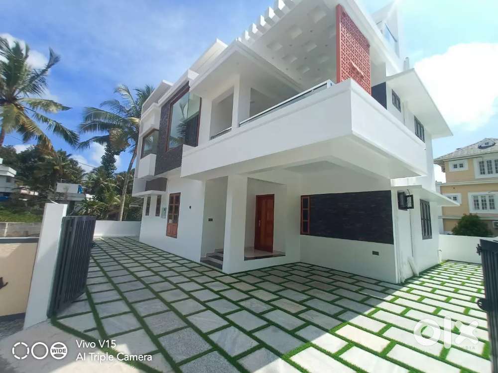 5.5 CENT 5 BHK KARIYAVATTOM LNCPE NEW RED BRICK HOUSE