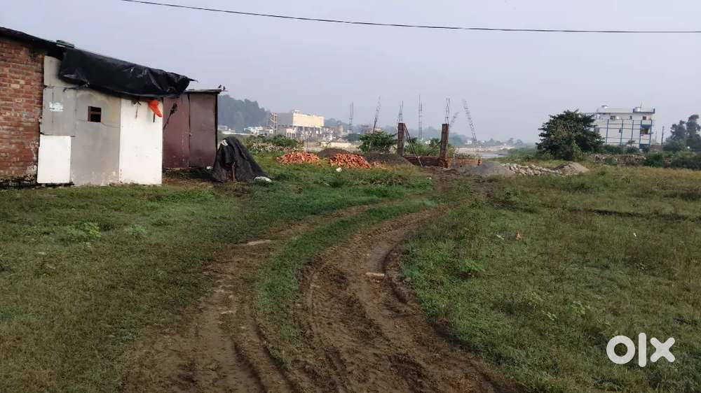 Plot near by greenwood school,mauthrowala