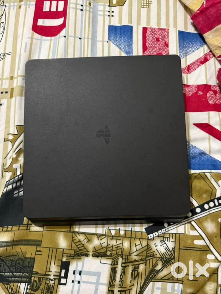 Ps4 1Tb, With Games Cds , and Remotes