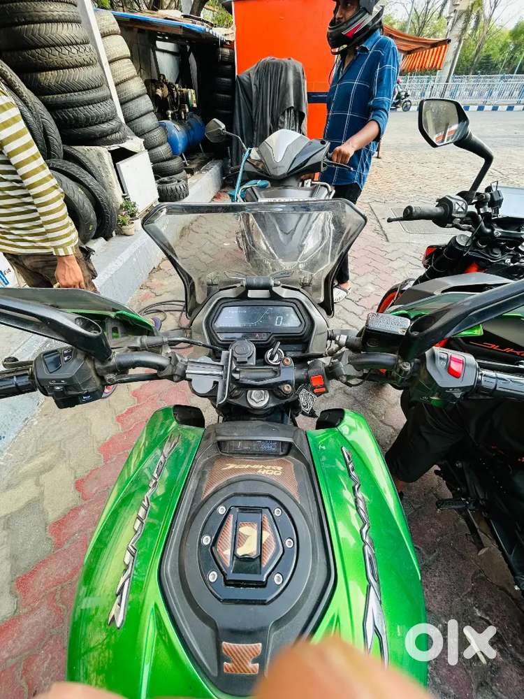 Bajaj dominor 400