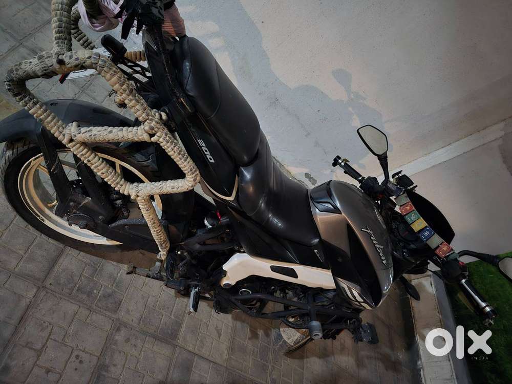 Pulsar NS 200 bike in good condition, modified with touring accesories