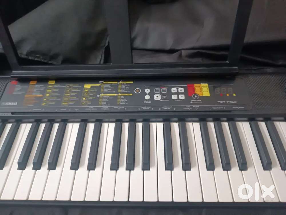 Yamaha PSR F52 (61 keys) with stand keyboard
