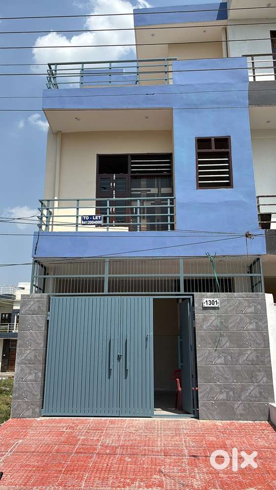 1 FURNISHED ROOM KITCHEN SECTOR 7