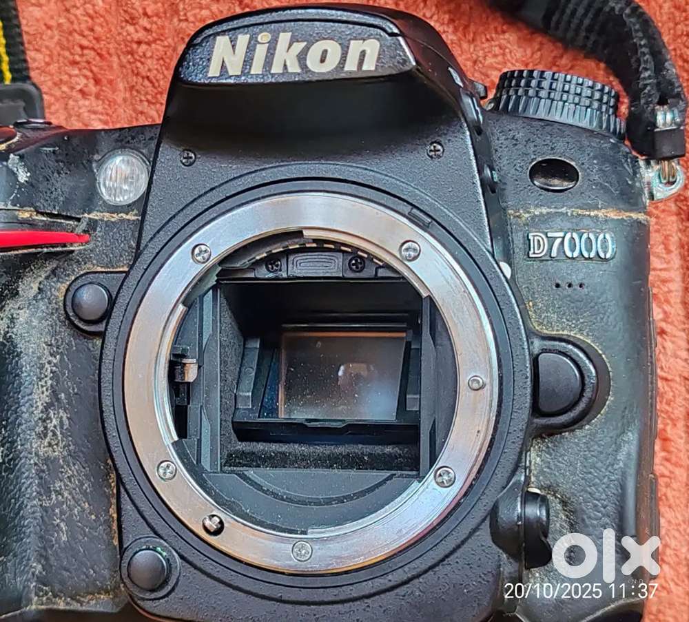 NIKON D7000 BODY with Kit Lens 18-105 Flash Gun SB 700 TTL.