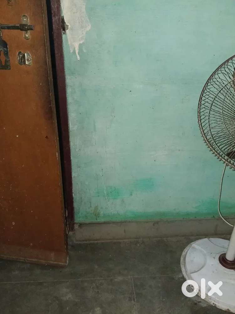 इलाहाबाद यूनिवर्सिटी से 1 किलोमीटर की दूरी पर