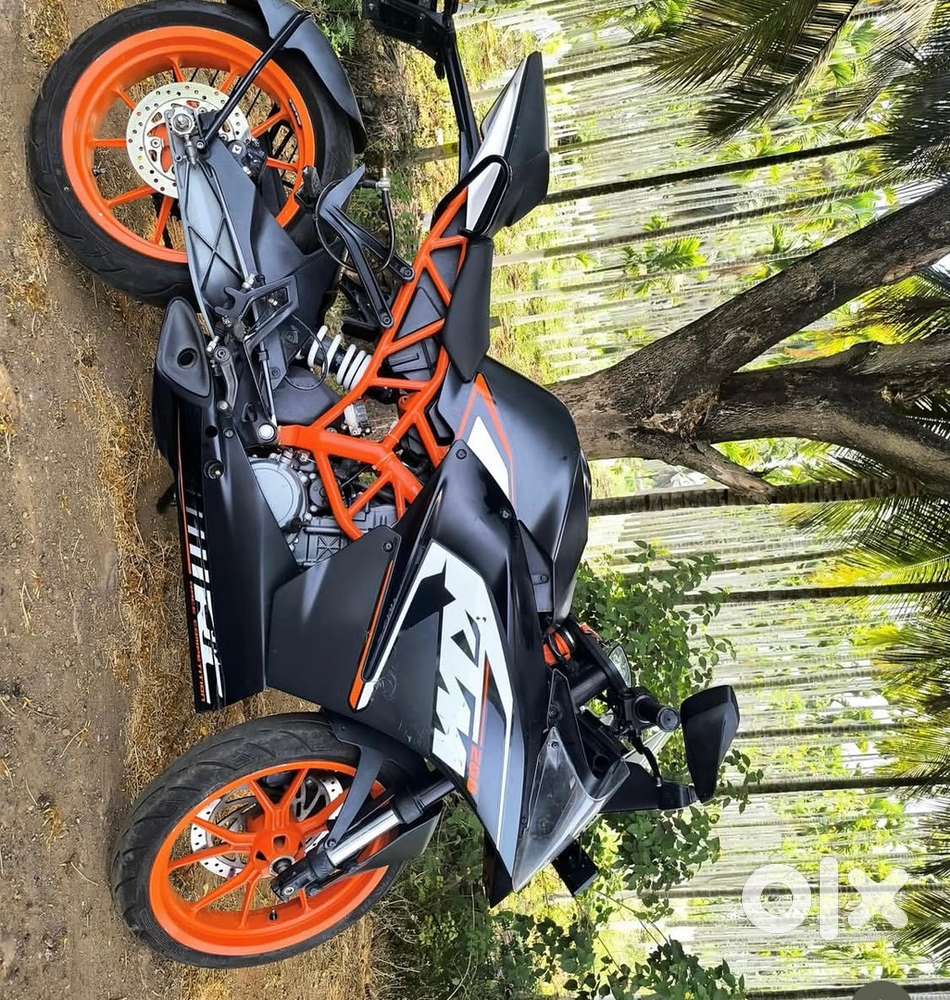KTM Rc 200 all service done in showroom only both new tyre apolo