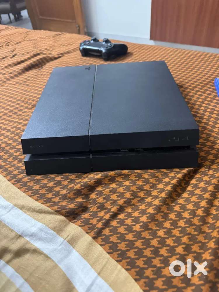Brand new less used PS4 fat 500 gb with 2 genuine controller 3 cds
