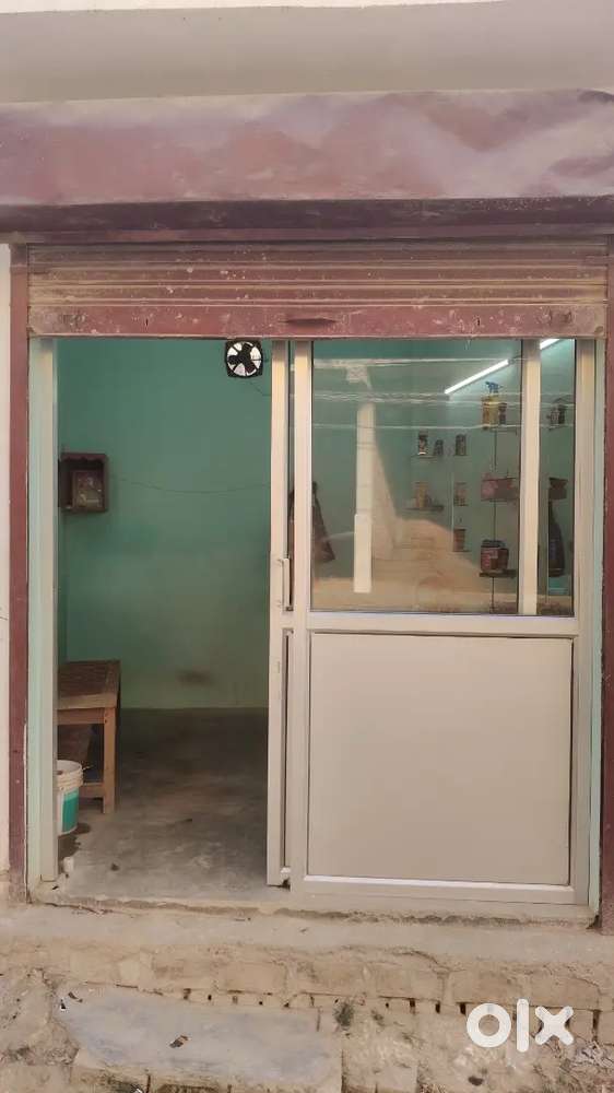 Full furnished saloon for mens available at khurdahi Bazzar main road.