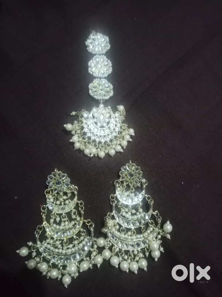 Earrings with mangtika