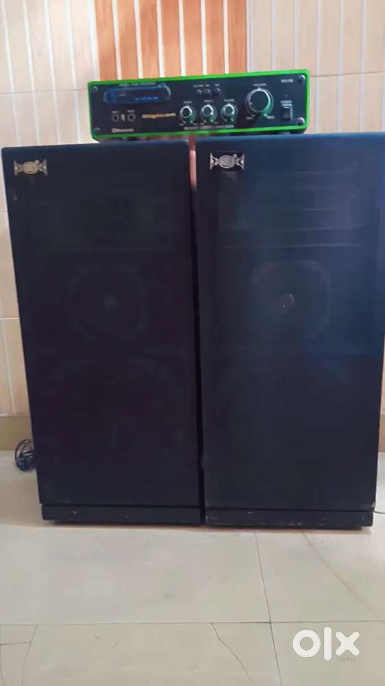 Amplifier speaker column