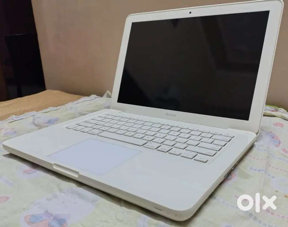 Apple Macbook 13 Inch White Unibody Design