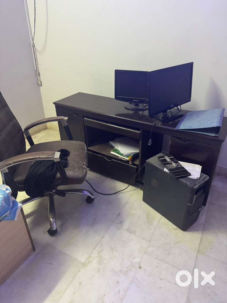 Computer table