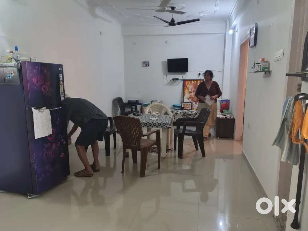 The apartment is just near the alambagh bus station .