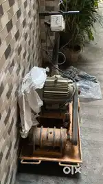 Plate earth soil compactor
