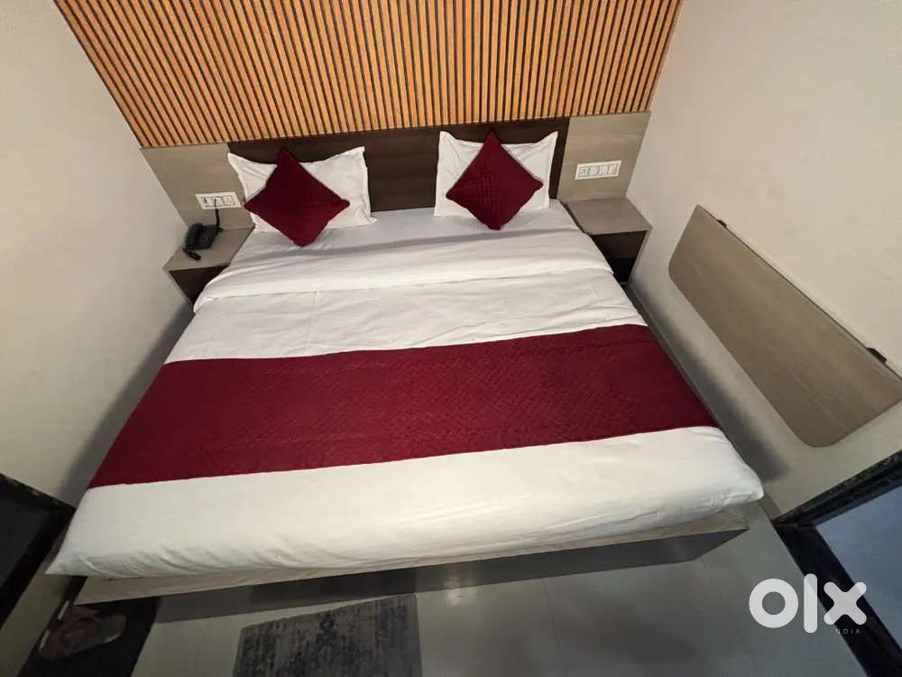 Hotel me saaf safai ke liye aadmi chahiye