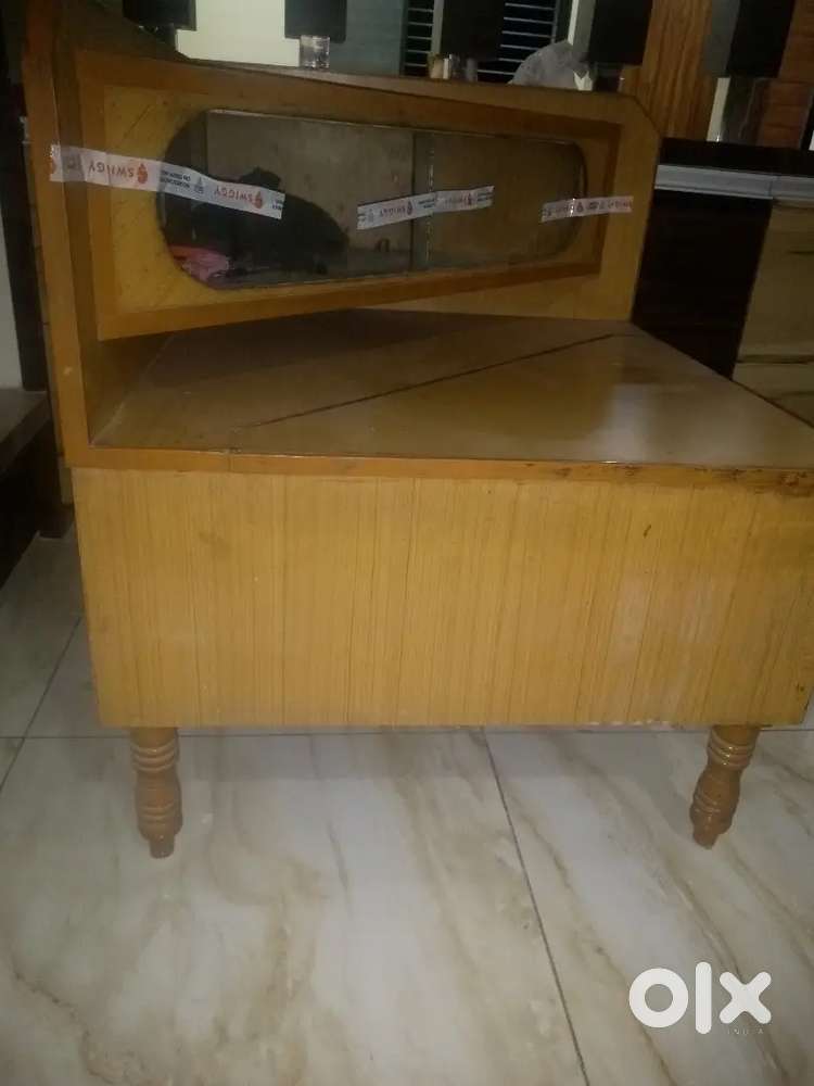 Corner Tripod Table