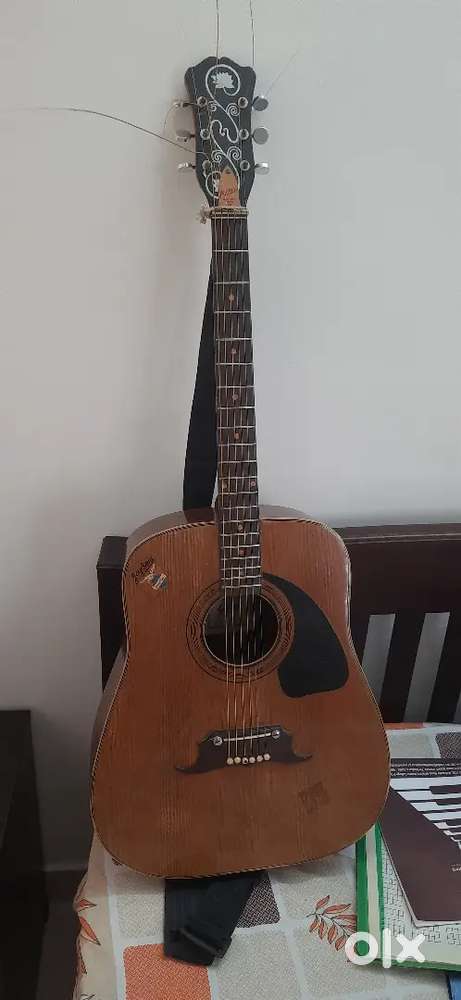 Beginner's jumbo guitar