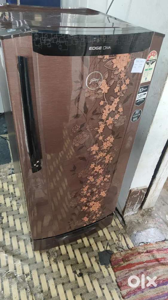 secondhand used fridzes available in good condition.