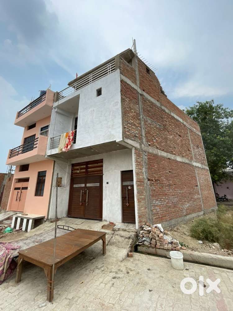 60 gaj ka makan hai bna hua contact liye  call