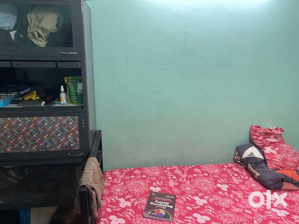 1 room available in 3bhk flat