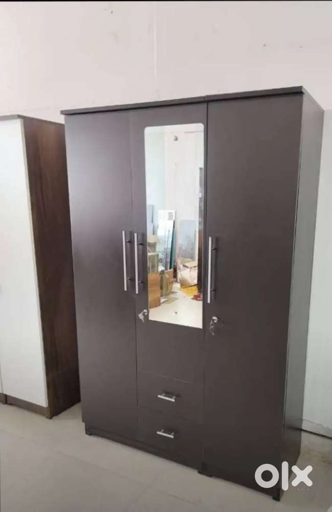 BRAND NEW EXCLUSIVE FURNITURE 3DOOR WARDROBE WITH FREE DELIVERY